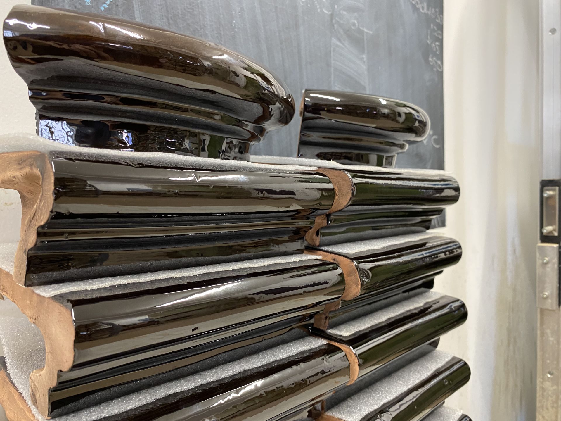 Sturm Keraamika OÜ Valge glasuuriga ahjupotid, Värvilise glasuuriga kahhelid, Ahjupotid restaureerimiseks, Eridisainiga keraamika, Täitekivid ja glasuuritud tellised, Ahjude projekteerimine Tartu, Eesti, Baltikum