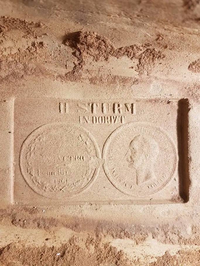 Sturm Keraamika OÜ Valge glasuuriga ahjupotid, Värvilise glasuuriga kahhelid, Ahjupotid restaureerimiseks, Eridisainiga keraamika, Täitekivid ja glasuuritud tellised, Ahjude projekteerimine