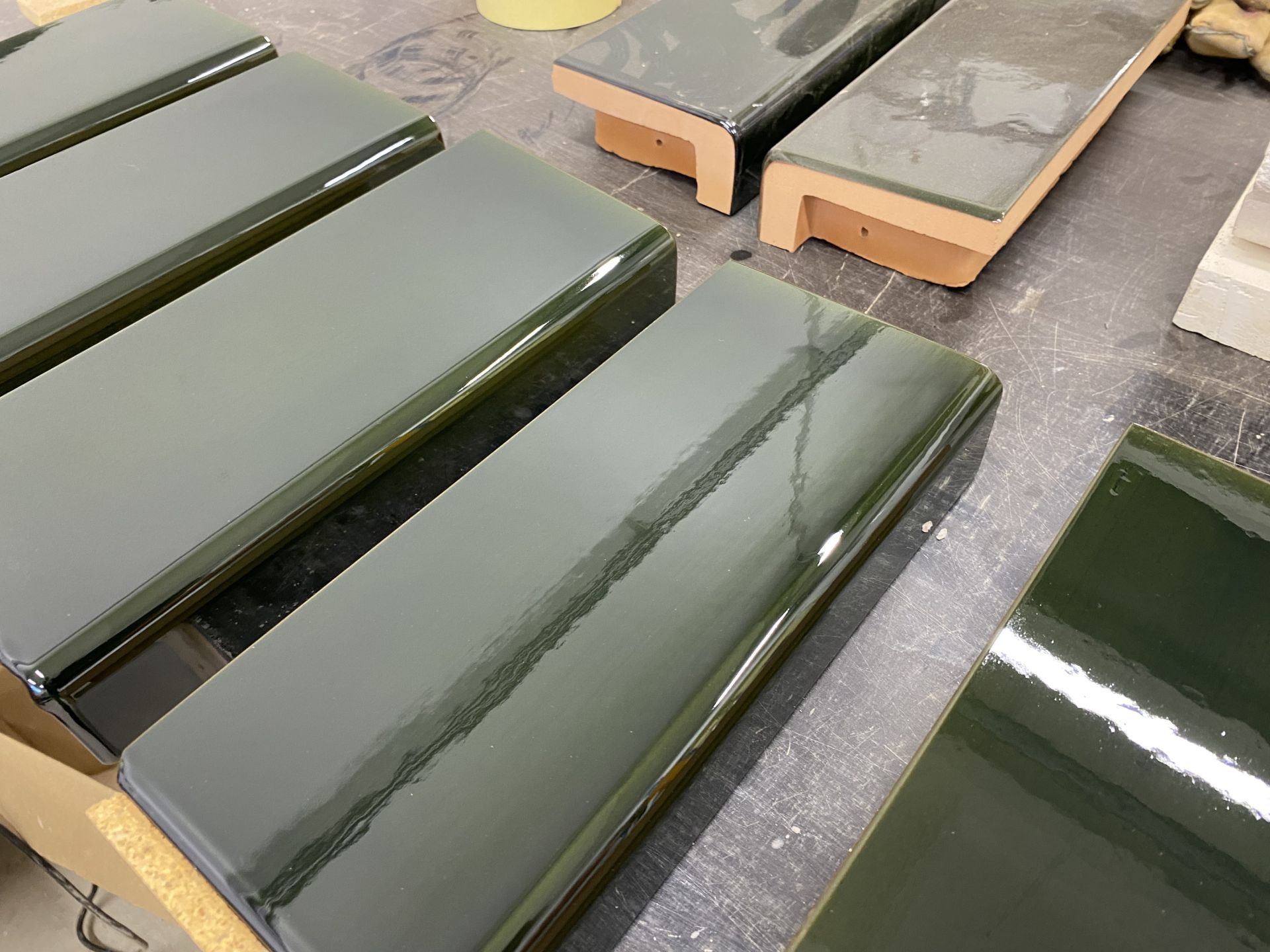 Sturm Keraamika OÜ Valge glasuuriga ahjupotid, Värvilise glasuuriga kahhelid, Ahjupotid restaureerimiseks, Eridisainiga keraamika, Täitekivid ja glasuuritud tellised, Ahjude projekteerimine Tartu, Eesti, Baltikum