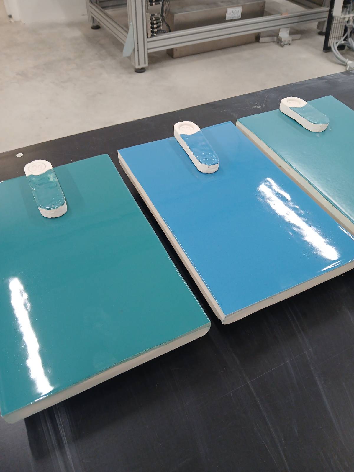 Sturm Keraamika OÜ Valge glasuuriga ahjupotid, Värvilise glasuuriga kahhelid, Ahjupotid restaureerimiseks, Eridisainiga keraamika, Täitekivid ja glasuuritud tellised, Ahjude projekteerimine Tartu, Eesti, Baltikum