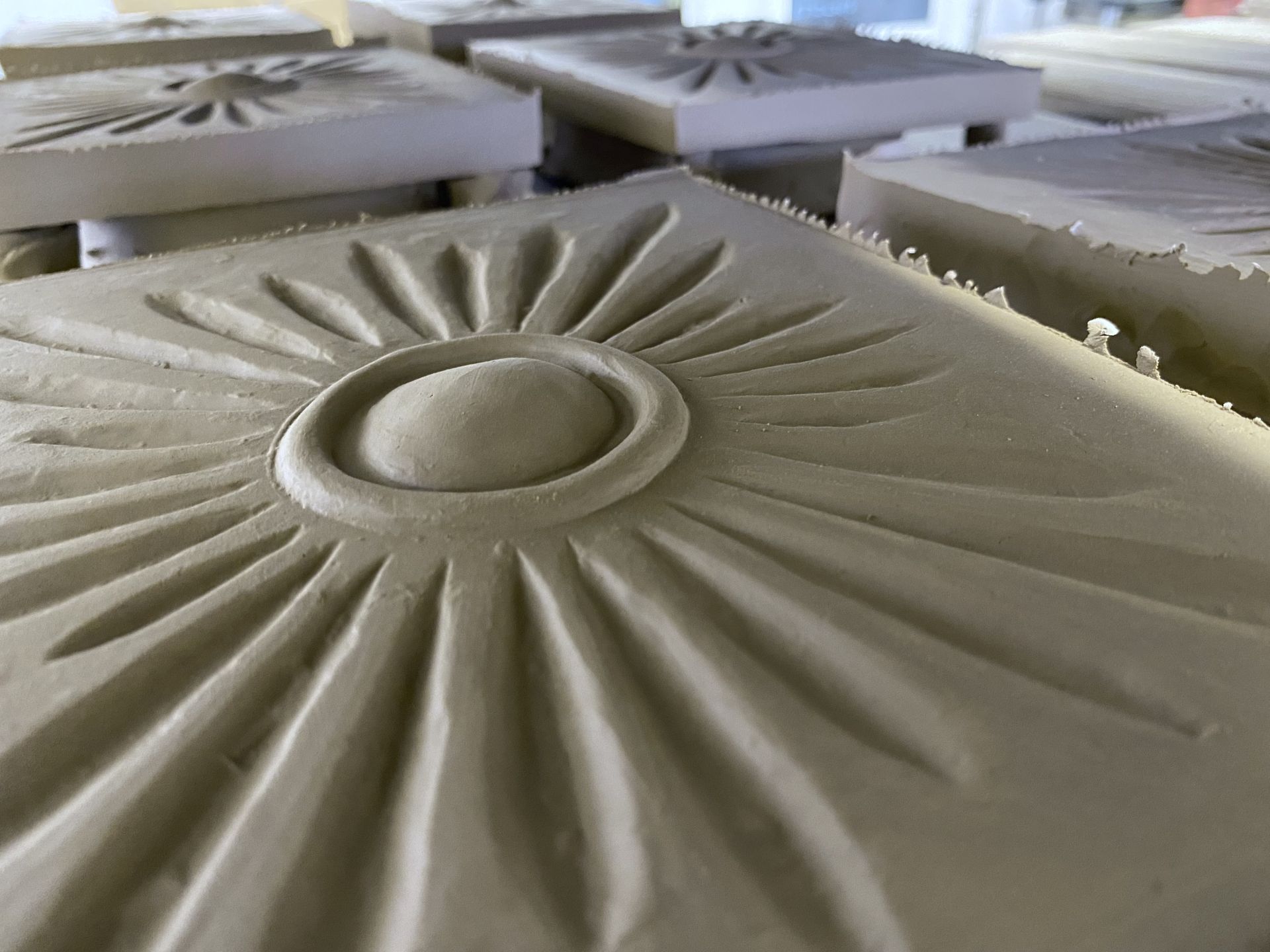 Sturm Keraamika OÜ Valge glasuuriga ahjupotid, Värvilise glasuuriga kahhelid, Ahjupotid restaureerimiseks, Eridisainiga keraamika, Täitekivid ja glasuuritud tellised, Ahjude projekteerimine Tartu, Eesti, Baltikum