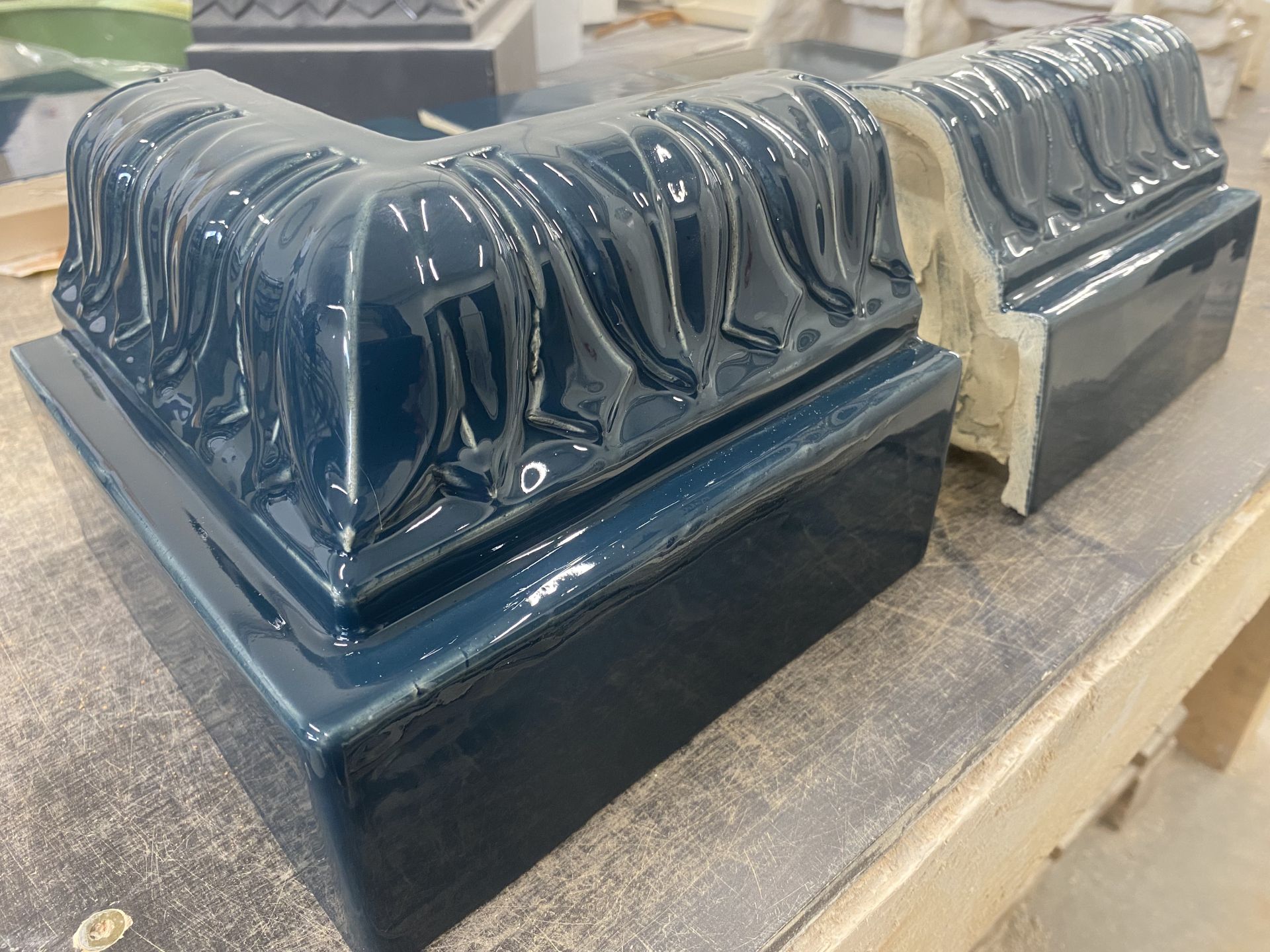 Sturm Keraamika OÜ Valge glasuuriga ahjupotid, Värvilise glasuuriga kahhelid, Ahjupotid restaureerimiseks, Eridisainiga keraamika, Täitekivid ja glasuuritud tellised, Ahjude projekteerimine Tartu, Eesti, Baltikum