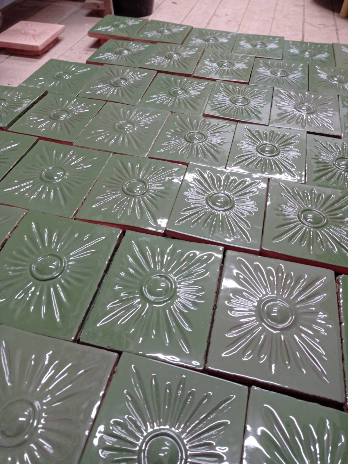 Sturm Keraamika OÜ Valge glasuuriga ahjupotid, Värvilise glasuuriga kahhelid, Ahjupotid restaureerimiseks, Eridisainiga keraamika, Täitekivid ja glasuuritud tellised, Ahjude projekteerimine Tartu, Eesti, Baltikum