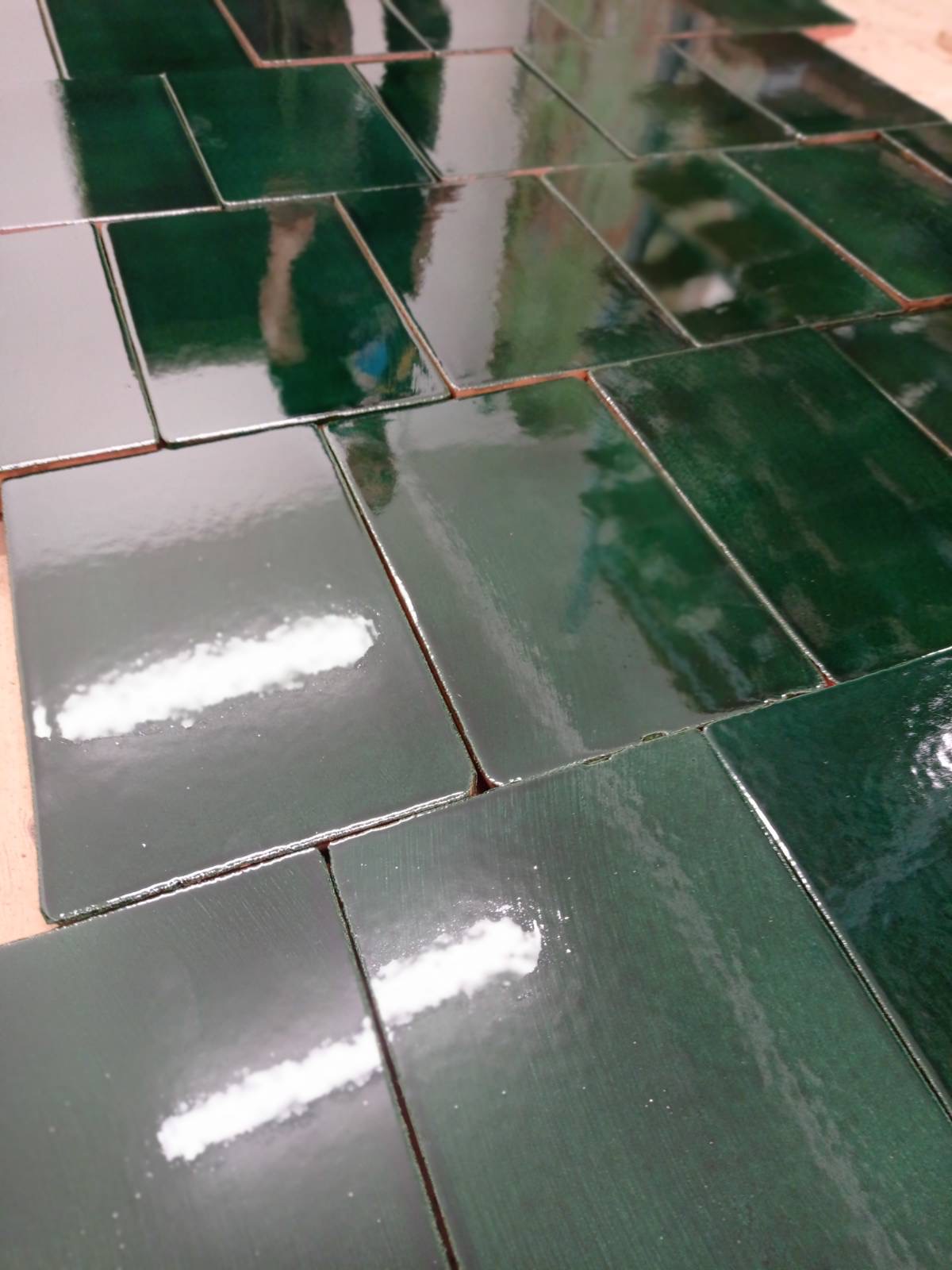 Sturm Keraamika OÜ Valge glasuuriga ahjupotid, Värvilise glasuuriga kahhelid, Ahjupotid restaureerimiseks, Eridisainiga keraamika, Täitekivid ja glasuuritud tellised, Ahjude projekteerimine Tartu, Eesti, Baltikum