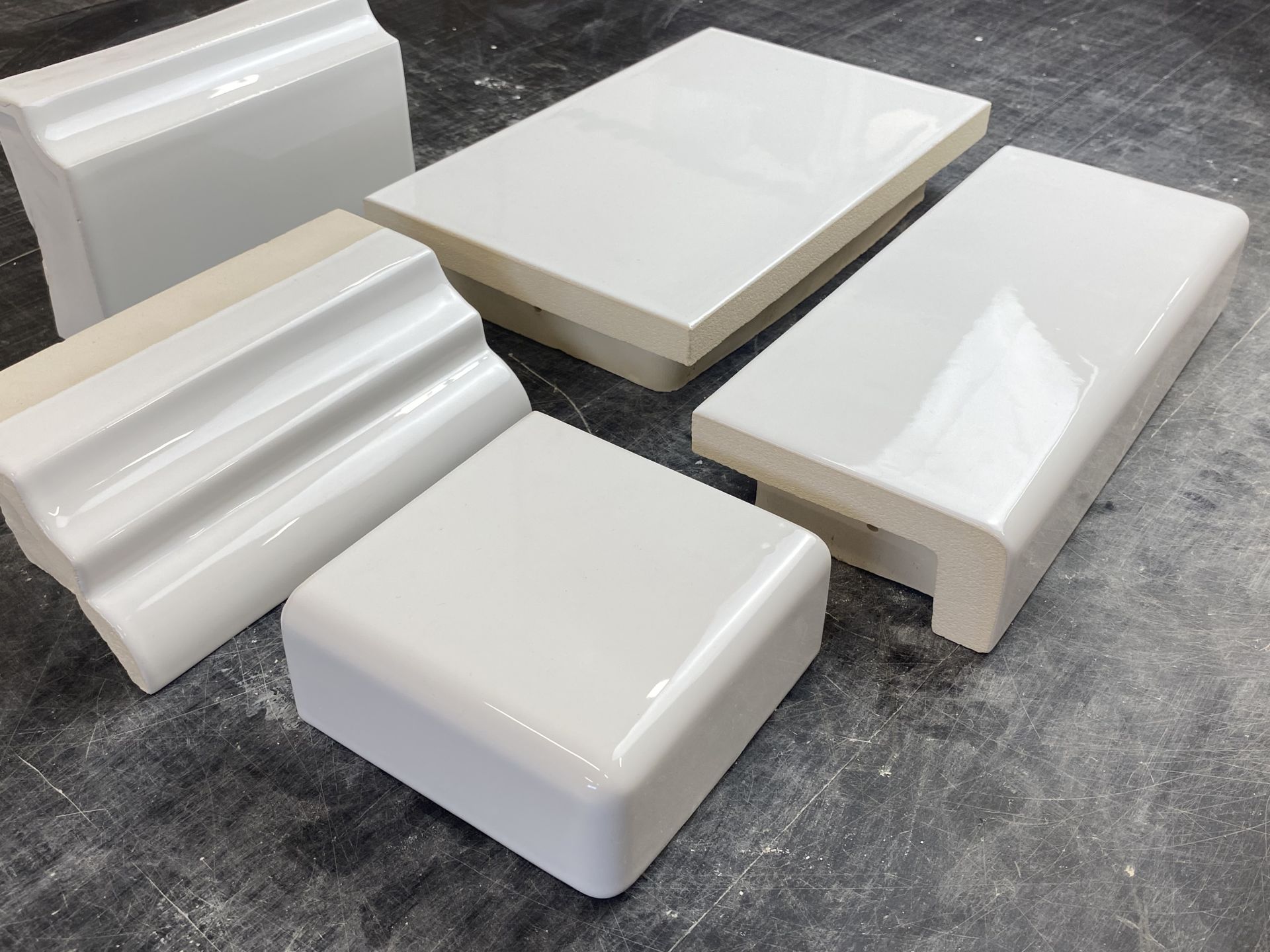 Valge glasuuriga ahjupotid. Tartu, Eesti, Baltikum. Sturm Keraamika OÜ